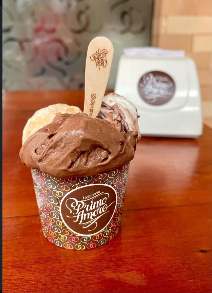 Copo Primo Amore com gelato de chocolate e casquinha