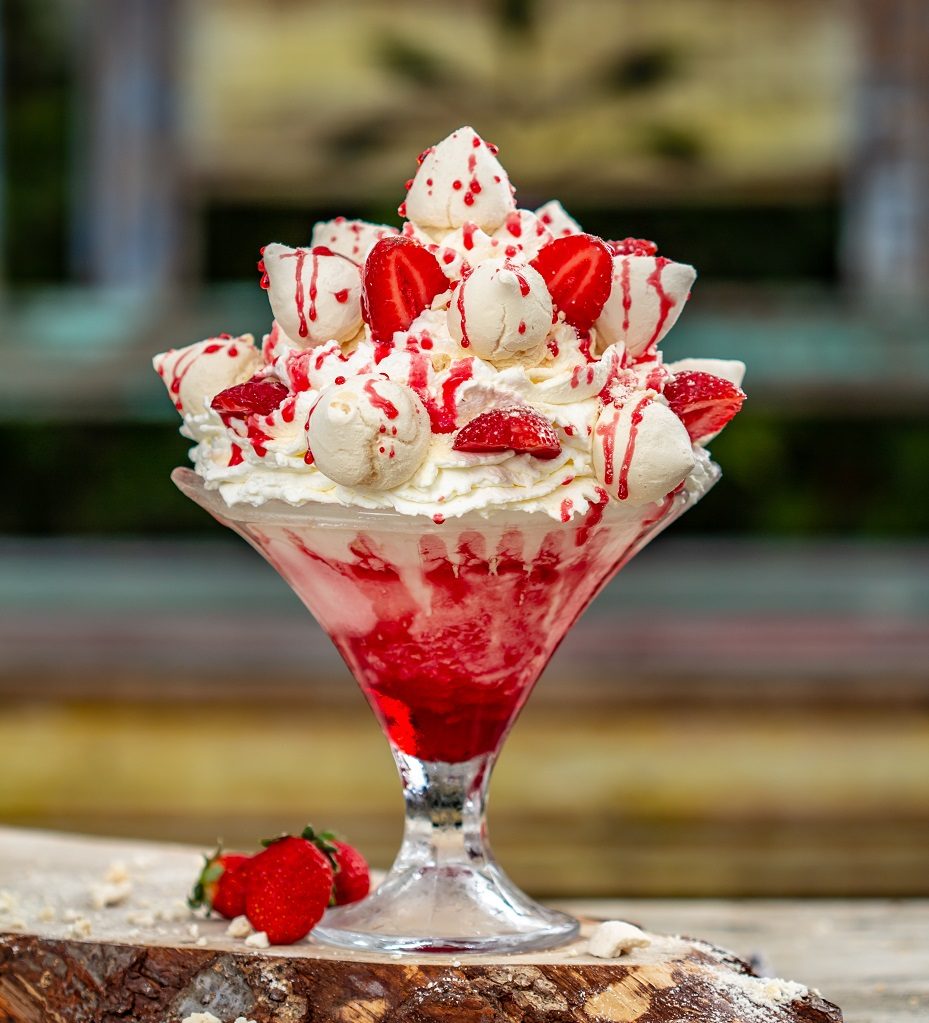 Taça Fragola com suspiros, morangos e calda vermelha
