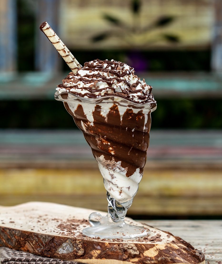 Taça Nutella com chantilly e raspas de chocolate