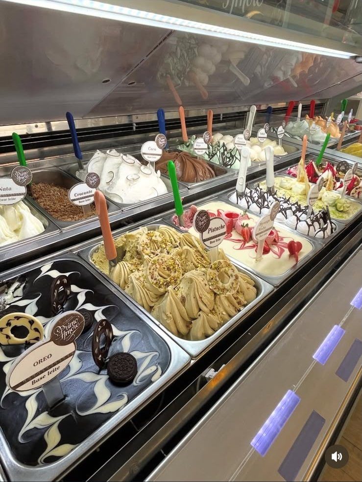 Vitrine de gelatos da Gelateria Primo Amore com sabores como pistache, nata e crocante